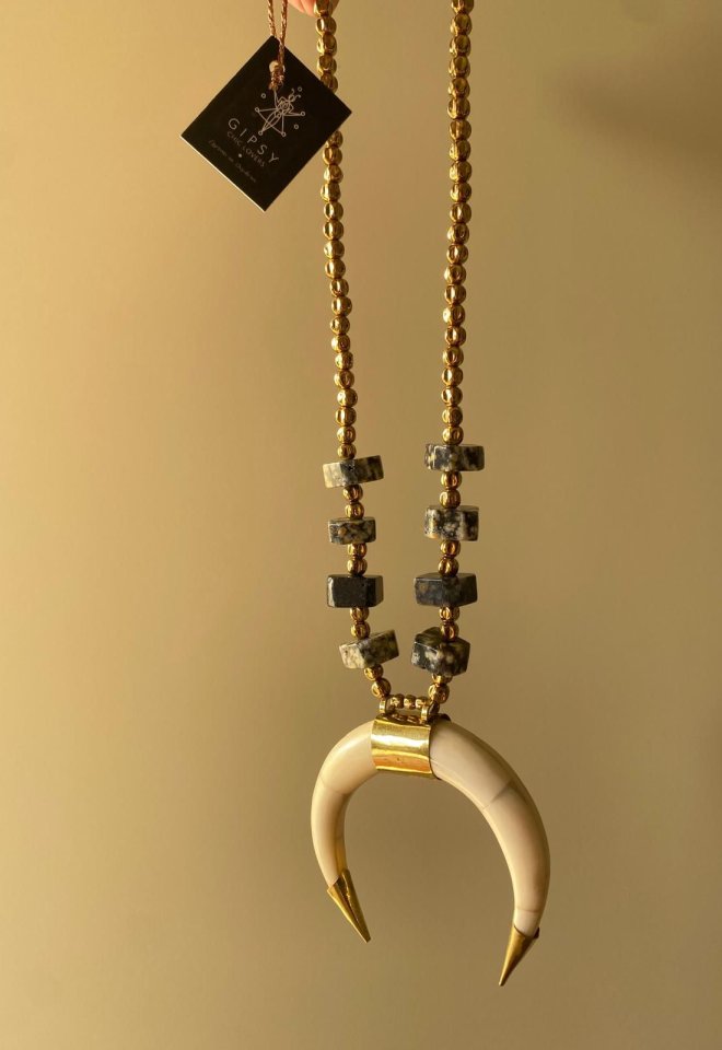 Collana Luna Gypsy Chic Lovers: artigianale, bagno oro 24k, catena regolabile da choker a lunga, pendente a mezzaluna in corno naturale. Gioiello gipsy chic unico e irripetibile.