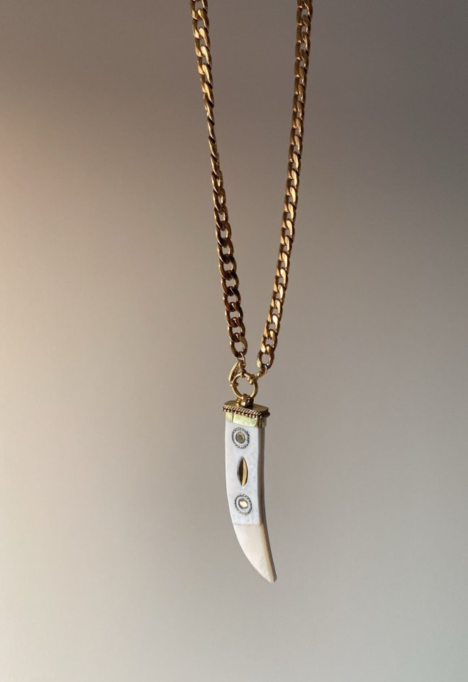 Collana “Zanna” in osso e corallo con catena oro 24k – Gypsy Chic Lovers