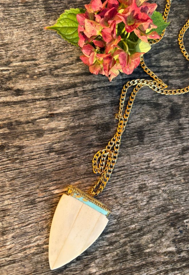 Collana Freccia in osso naturale e catena dorata – Gipsy Chic Lovers