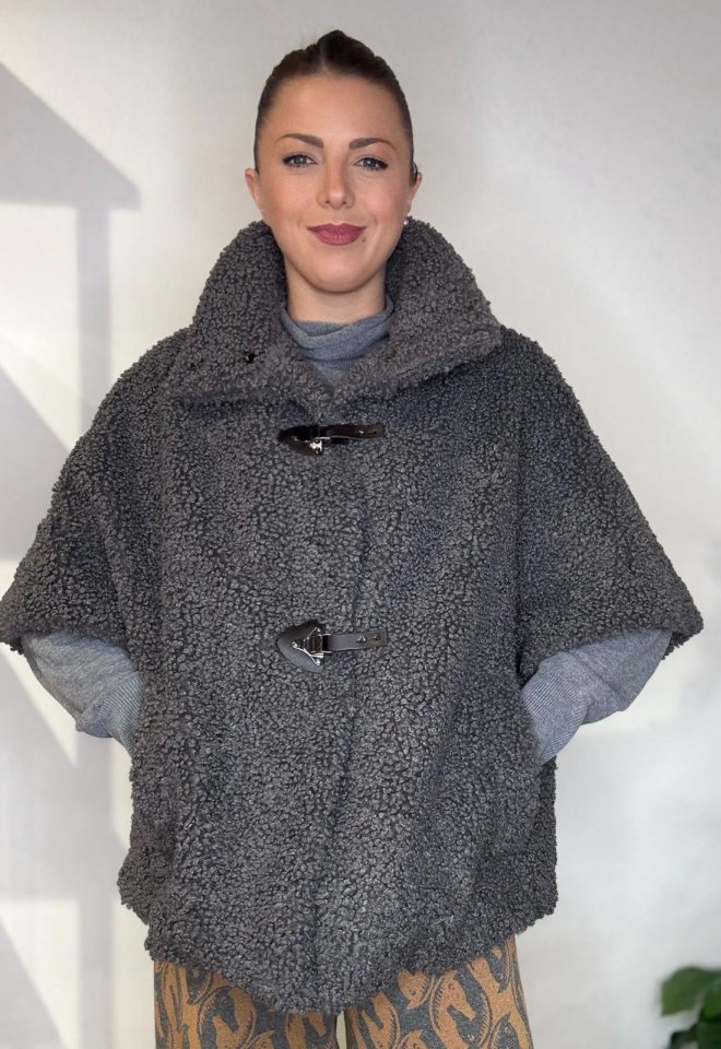 Cappa in eco teddy grigio con alamari – Eclà Made in Italy -  taglia unica