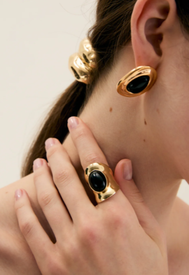 Anello Cara – avvolgente oro, pietra nera elegante - Nero