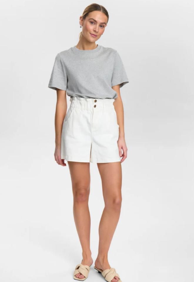 Shorts bianchi Numph – vita arricciata in cotone con taglio femminile -  38