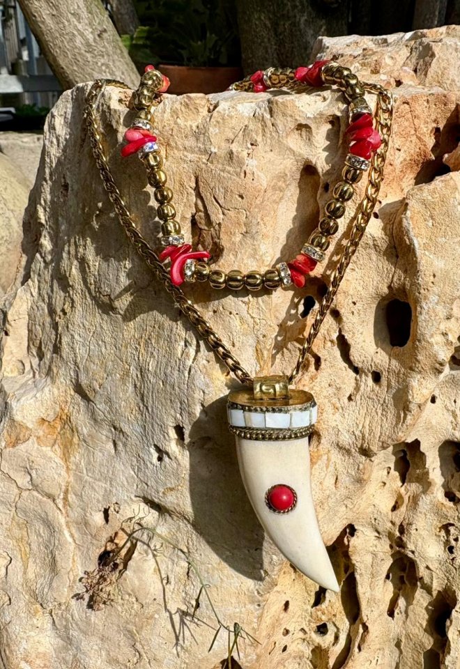 Collana lunga zanna in osso e dettagli rossi – Gipsy Chic Lovers