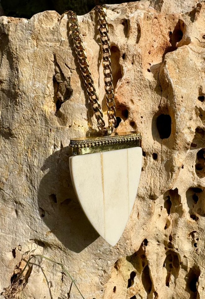 Collana Freccia in osso naturale e catena dorata – Gipsy Chic Lovers
