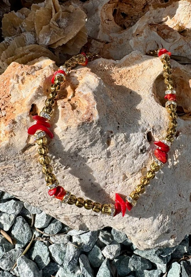 Choker corto con corallo rosso e sfere dorate – Gipsy Chic Lovers